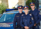Uniformen der Bundespolizei Österreich - Drei Uniformierte vor einem Polizeiauto