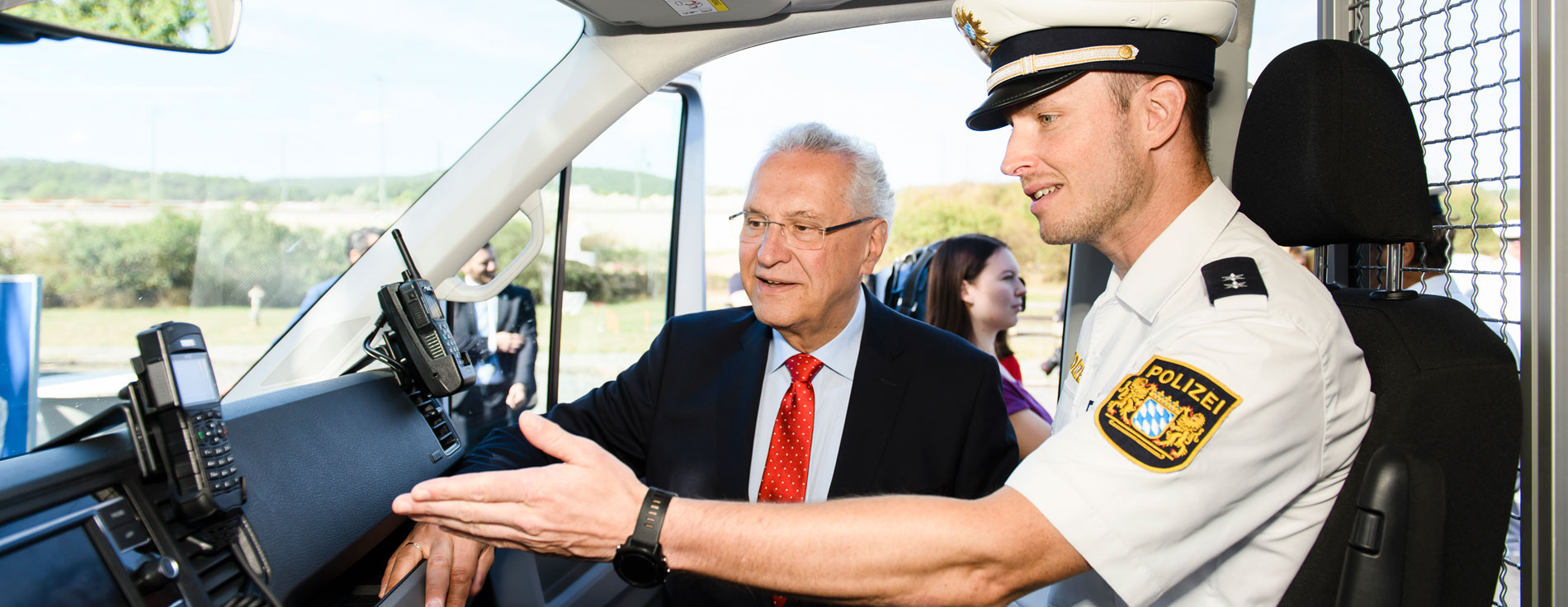 Innenminister Herrmann in einem Polizeibus