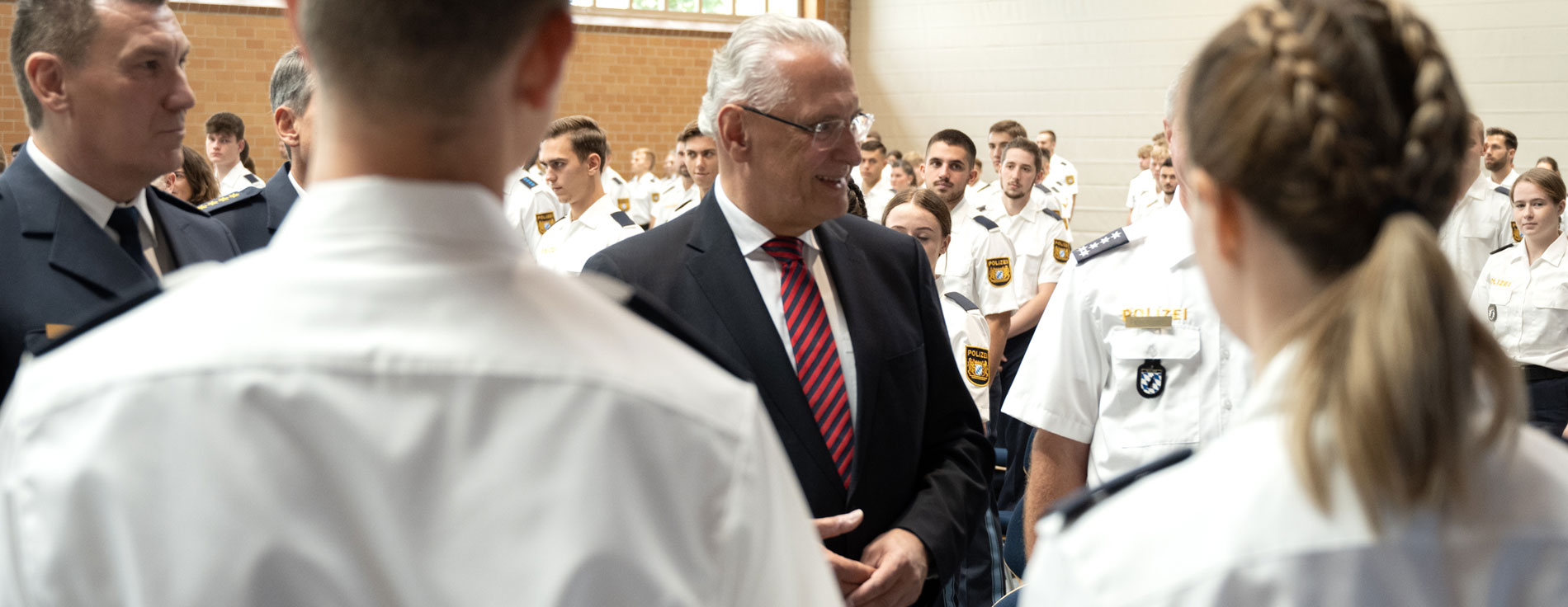 Innenminister Herrmann im Kreis junger Polizistinnen und Polizisten