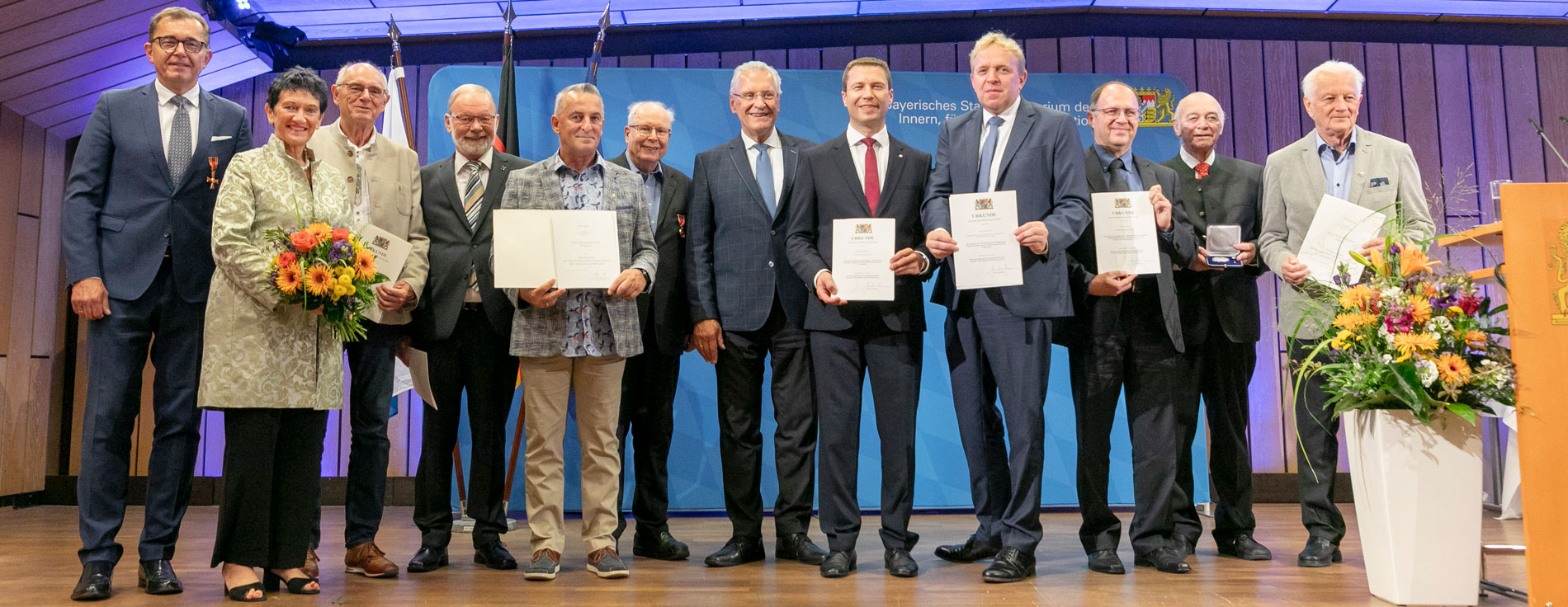 Großartiger Einsatz um das Gemeinwohl: Innen- und Kommunalminister Joachim Herrmann hat in Erlangen elf Personen aus Ober- und Mittelfranken sowie aus Niederbayern ausgezeichnet. Gruppenfoto: Herrmann mit Geehrten