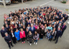 Gruppenbild mit Herrmann, einigen Polizeibeamten, Lehrern und den Schülerinnen und Schülern