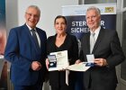 Herrmann, Karrenbauer und Ziercke mit Medaillen