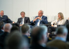 Innenminister Joachim Herrmann bei Podiumsdiskussion mit anderen Teilnehmerinnen und Teilnehmern