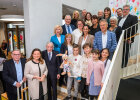 Gruppenfoto in der Schule mit Herrmann, Lehrerinnen und Lehrern sowie Schülerinnen und Schülern