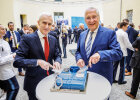 INTERPOL-Generalsekretär Prof. Dr. Jürgen Stock und Innenminister Joachim Herrmann schneiden Kuchen in Polizeiuniform an