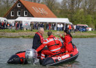 Innenminister Joachim Herrmann mit zwei weiteren Personen auf dem neuen Motorrettungsboot
