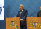 Bayerns Innenminister Joachim Herrmann heute bei der Vorstellung des Verfassungsschutzberichts 2023 gemeinsam mit Dr. Burkhard Körner, Präsident des Bayerischen Landesamts für Verfassungsschutz