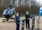 Blöchl und Herrmann vor Rednerpulten, im Hintergrund neuer Polizeihubschrauber