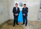 Innenstaatssekretär Sandro Kirchner und Präsident des Polizeipräsidiums Oberbayern Süd, Manfred Hauser vor Polizeirollup