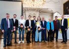 Kirchner und Preisträgerinnen und Preisträger des 1. Preises sowie Vertreter der Gelben Hand