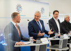 Innenminister Joachim Herrmann bei Pressekonferenz im Gespräch mit Kriminaloberrat Michael Weinzierl, daneben Justizminister Georg Eisenreich sowie Antisemitismusbeauftragter Dr. Ludwig Spaenle