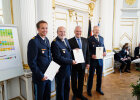 Fuchs, Zink, Herrmann und Schöniger mit Urkunden in festlichem Saal