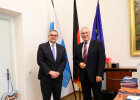 Dr. Seidel und Herrmann in dessen Büro