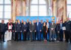 Gruppenfoto mit den Geehrten und Innenminister Herrmann