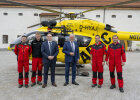 Herrmann und Vertreter der ADAC Luftrettung und Piloten vor Hubschrauber