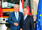 Innenminister Joachim Herrmann und ungarischer Innenminister Dr. Sándor Pintér vor Feuerwehrauto