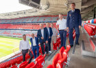 Innenminister Joachim Herrmann und die Vertreter Herbert Heiner, FC Bayern München, Hans Rothammer, SSV Jahn Regensburg, Ansgar Schwenken und Thomas Schneider, Deutsche Fußball Liga, Thomas Hampel, Polizeipräsidium München und Robert Fuchs, Polizeipräsidium Unterfranken im Fußballstadion Allianz Arena