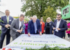 Herrmann, Holetschek und weitere Personen unterschreiben auf einer Leinwand
