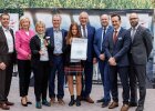 Gruppenfoto zur Verleihung des Consumenta Marketing-Stars an die Stadt Fürth: v.l. Landrat Ben Schwarz (Landkreis Roth), Prof. Dr. Julia Lehner (Bürgermeisterin Stadt Nürnberg), Karin Hackbarth-Hermann (Stadt Fürth), Horst Müller (Wirtschaftsreferent Stadt Fürth), Verena Tykvart (Stadt Fürth), Bayerischer Innenminister Joachim Herrmann, MdL, Henning Könicke (Geschäftsführer AFAG Messen und Ausstellungen), Maik Heißer (Projektleiter Consumenta) und Thilo Könicke (Geschäftsführer AFAG Messen und Ausstellungen).