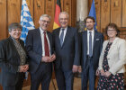Gruppenfoto vor Fahnen: Heidrun Piwernetz / Dr. Thomas Boese / Joachim Herrmann / Dr. Thomas Weber / Angelika Schöner
