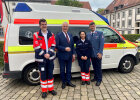 Herrmann und drei Personen vom Malteser vor Rettungswagen