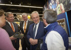 Herrmann im Gespräch am Messestand für Outdoorstiefel