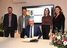 Minister beim Eintrag in goldenes Buch, Bürgermeisterin Andrea Dobsch, Landrätin des Landkreises Regensburg Tanja Schweiger und weitere Personen