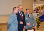 Innenminister Joachim Herrmann beim Fotoshooting mit zwei Offizieren