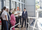 Kirchner und weitere Personen im neuen Bootshaus
