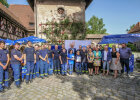 Gruppenfoto mit Preisträgern und Versicherungskammer vor Burg