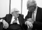Herrmann und Kissinger beim Festakt zum 100. Geburtstag in Kissingers Geburtsstadt Fürth, Bild in Schwarzweiß