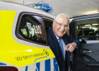 Herrmann blickt aus Streifenwagen