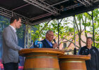 Herrmann auf Bühne mit Mikrofon 