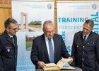 Stefan Beil und Matthias Messer neben Joachim Herrmann, der ein Gästebuch durchblättert
