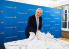 Innenminister Joachim Herrmann vor großem Papierstapel