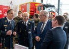 Innenminister Joachim Herrmann, Johann Eitzenberger, Vorsitzender des Landesfeuerwehrverbands und Dr. Roland Demke, Leiter der Staatlichen Feuerwehrschule Würzburg im Gespräch, im Hintergrund Feuerwehrautos