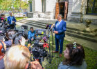 Herrmann im Hofgarten vor zahlreichen Pressevertretern mit Kameras