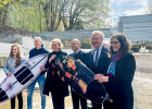 Gruppenfoto mit Surfboards an Baustelle