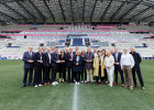 Gruppenbild der Sportministerinnen und -minister im Stadion