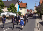 Staatssekretär Sandro Kirchner läuft beim Festumzug mit, vorne Schild mit 150 Jahre Freiwillige Feuerwehr Kulmain