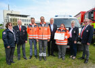 Gruppenfoto vor neuem Fahrzeug: Einsatzkräfte des BRK, Innenminister Herrmann und BRK-Präsidentin Angelika Schorer