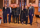 Innenminister Joachim Herrmann im Gruppenfoto mit Musikern auf der Bühne