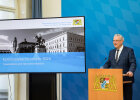 Herrmann neben Präsentation am Rednerpult