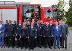 Gruppenfoto vor Feuerwehrauto