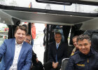 Gruppenbild im Steuerstand des Bootes