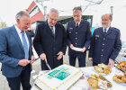 Herrmann beim Kuchen anschneiden, zwischen Fürther Oberbürgermeister Dr. Thomas Jung, dem Leiter der Polizeiinspektion Fürth, Bernd Wolf und Mittelfrankens Polizeipräsident Adolf Blöchl.