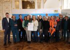Gruppenfoto mit Preisträger "Deutsch-Café", Tür an Tür - Integrationsprojekte gGmbH, Stadt Augsburg, Regierungspräsidentin Barbara Schretter und Innenstaatssekretär Sandro Kirchner