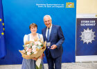 Innenminister Joachim Herrmann und Anna Maria Laber mit Medaille und Urkunde