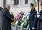 Herrmann mit Blick zu Kränzen, rechts daneben Polizisten
