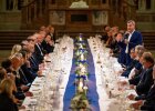 Blick in den Saal auf festliche Tafel u.a. mit Innenminister Joachim Herrmann. Ministerpräsident Dr. Markus Söder steht und hält eine Rede.